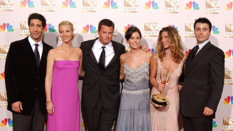 (De gauche à droite) Les acteurs David Schwimmer, Lisa Kudrow, Matthew Perry, Courteney Cox Arquette, Jennifer Aniston et Matt LeBlanc posent en coulisses, lors de la 54e cérémonie annuelle des Primetime Emmy Awards au Shrine Auditorium à Los Angeles, Californie, le 22 septembre 2002. (Robert Mora/Getty Images)