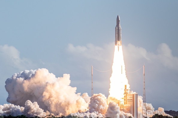 -Le décollage, pour mettre en orbite deux satellites de télécommunications, est prévu entre 18H08 et 19H53, heure de Kourou. Photo - / AFP via Getty Images.