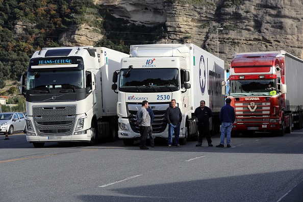 -Des migrants pakistanais, découvert lors d'un contrôle effectué au péage de La Turbie sur l'autoroute A8. Photo VALERY HACHE / AFP via Getty Images.