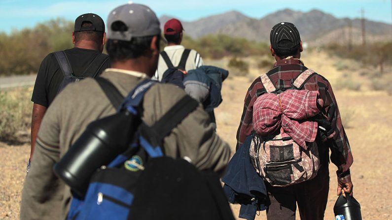 Image d'illustration représentant des immigrants sans-papiers (John Moore/Getty Images)