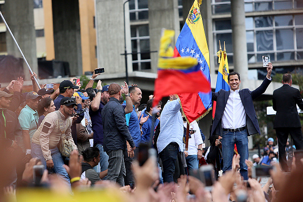 -Caracas, Venezuela. Le chef de l'opposition vénézuélienne et président de l'Assemblée nationale, Juan Guaido, déclaré président par intérim, des milliers de personnes manifestent contre Nicolás Maduro le 23 janvier 2019 à Caracas, Venezuela. Photo par Edilzon Gamez / Getty Images.