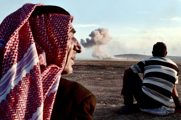 La fumée s'élève de la ville syrienne d'Ain al-Arab, située à la frontière turco-syrienne. (Photo : ARIS MESSINIS / AFP)      