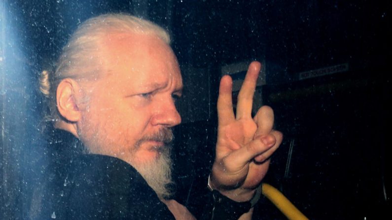 Julian Assange fait des gestes aux médias à partir d'un véhicule de police à son arrivée au tribunal de première instance de Westminster le 11 avril 2019 à Londres, en Angleterre. (Jack Taylor/Getty Images)