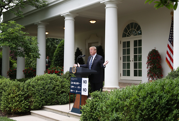 -Le président des États-Unis, Donald Trump, parle de l'enquête de Robert Mueller sur l'ingérence de la Russie dans l'élection présidentielle de 2016 dans le Rose Garden de la Maison-Blanche le 22 mai 2019 à Washington, DC. Trump a répondu à la Présidente de la Chambre, Nancy Pelosi, en affirmant qu'il n’était impliqué dans aucune opération de camouflage. Photo de Mark Wilson / Getty Images.