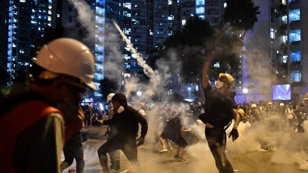 Hong Kong paralysé par des opérations de blocage, un manifestant blessé à balle réelle