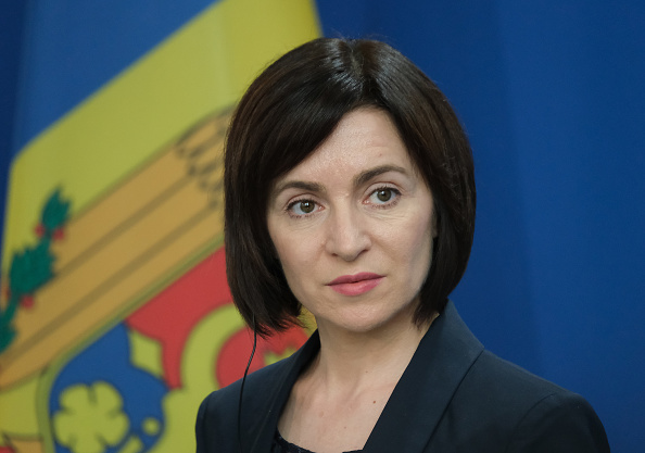 -Le Premier ministre moldave, Maia Sandu, après la motion de censure plusieurs centaines de partisans de Maïa Sandu se sont réunis après le vote devant le Parlement, criant des slogans hostiles aux députés. Photo de Sean Gallup / Getty Images.