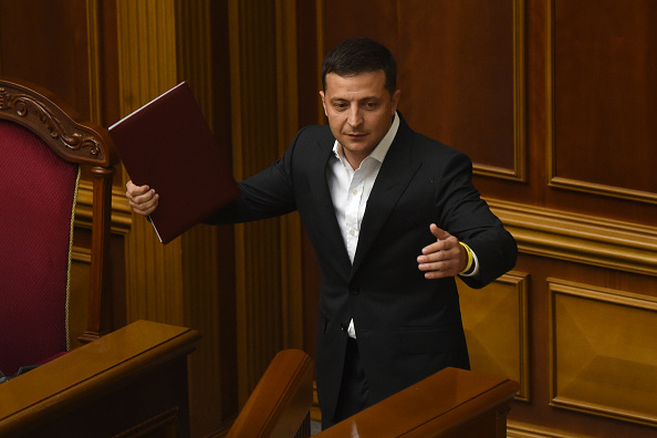 -Le président ukrainien Volodymyr Zelensky avait déclaré la corruption doit être déracinée partout où elle est. Photo SERGEI SUPINSKY / AFP via Getty Images.