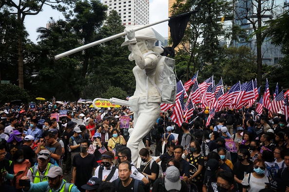 -Les manifestants agitent des drapeaux nationaux américains alors qu'ils se rendent de Chater Garden au consulat américain à Hong Kong le 8 septembre 2019, pour exhorter les États-Unis à faire pression sur Pékin pour qu'ils répondent à leurs demandes et pour que le Congrès adopte un projet de loi. Photo de VIVEK PRAKASH / Afp / AFP via Getty Images.