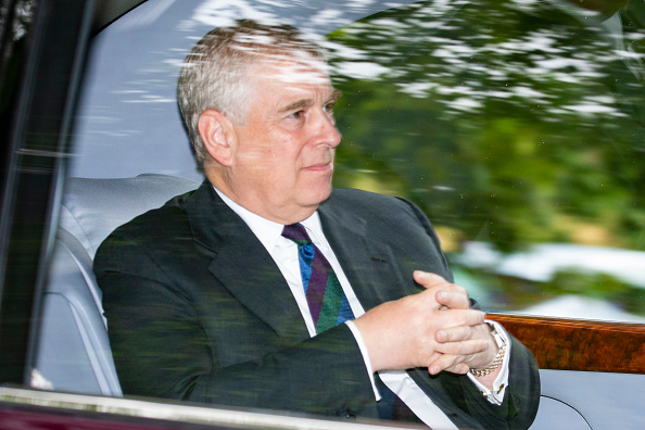 -Des membres de la famille royale assistent à une cérémonie religieuse à l'église Crathie près de Balmoral, Angleterre. Ici nous voyons Prince Andrew, duc d'York à son retour. Photo par Duncan McGlynn / Getty Images.