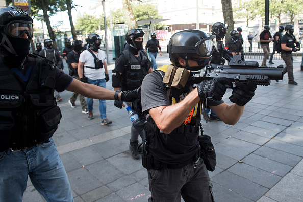 Un policier utilise un flashball LBD lors d'une manifestation de "Gilets jaunes" à Nantes le 14 septembre 2019. (Photo : Sebastien SALOM-GOMIS / AFP) 