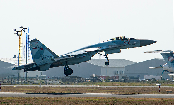 -Un chasseur russe Sukhoi Su-35 décolle lors d'un spectacle aérien au festival Teknofest de l'aéroport Ataturk d'Istanbul le 17 septembre 2019. Ankara cherche des solutions de rechange après avoir été retiré du programme d'avions de combat F-35 par les États-Unis à la suite de l’achat de systèmes de missiles S-400 livrés par Moscou. Photo de Yasin AKGUL / AFP via Getty Images.