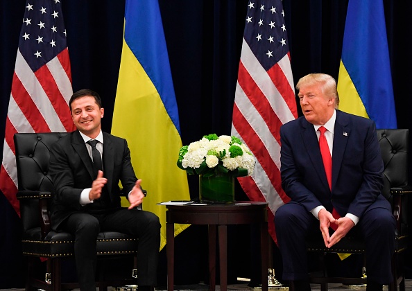 -Le président américain Donald Trump et le président ukrainien Volodymyr Zelensky s'expriment lors d'une réunion à New York le 25 septembre 2019 en marge de l'Assemblée générale des Nations Unies. Photo de SAUL LOEB / AFP / Getty Images.