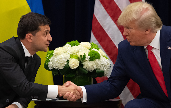 -L'Ukraine s'est retrouvée au cœur d'une tempête politique depuis la publication de la plainte d'un dénonciateur suggérant que le président américain Donald Trump, aurait demandé à l'Ukraine d'enquêter sur Hunter Biden. Photo by SAUL LOEB/AFP via Getty Images.