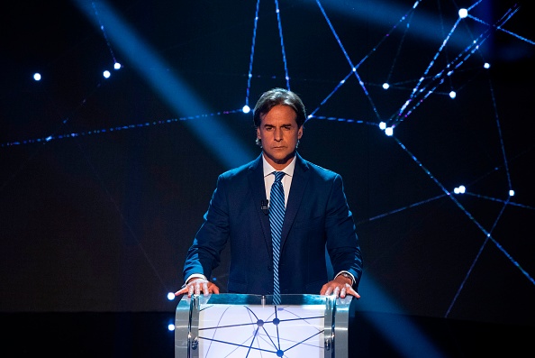 -Le candidat à la présidence uruguayenne, Luis Lacalle Pou, du centre droit de 46 ans, héritier d'une dynastie politique uruguayenne, était donné en tête hier soir. Photo de PABLO PORCIUNCULA / AFP via Getty Images.