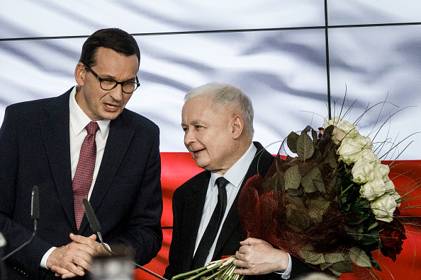 Jaroslaw Kaczynski (à droite), dirigeant du parti politique de droite, le Droit et la Justice (PiS), s'entretient avec le Premier ministre polonais, Mateusz Morawiecki (à gauche), après l'annonce des premiers résultats des élections législatives polonaises du 13 octobre, 2019 à Varsovie, en Pologne.(Photo : Carsten Koall/Getty Images)