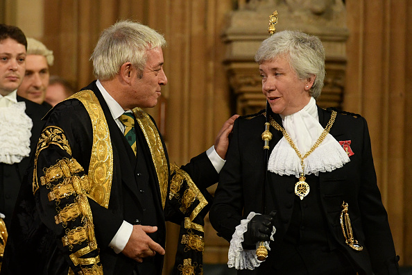 -Le Président de la Chambre des Communes, John Bercow (à gauche) s'entretient avec Lady Usher du Black Rod Sarah Clarke dans le hall central. John Bercow avait fixé la date de son départ au 31 octobre, jour où le Royaume-Uni était censé quitter l'Union européenne. Photo de Daniel Leal-Olivas - Piscine WPA / Getty Images.