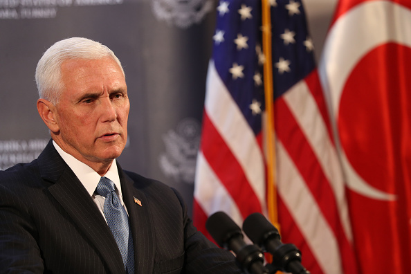 Le vice-président américain, Mike Pence a célébré la fête de Thanksgiving avec les troupes américaines sur la base d'Aïn al-Assad, en Irak. (Photo : ADEM ALTAN/AFP via Getty Images)