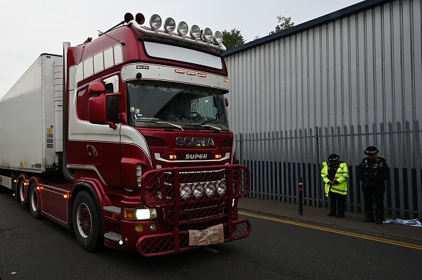 -Des policiers conduisent un camion dans lequel 39 corps ont été découverts le 23 octobre 2019 dans le parc industriel de Waterglade à Grays, à l'est de Londres. Photo de BEN STANSALL / AFP via Getty Images.