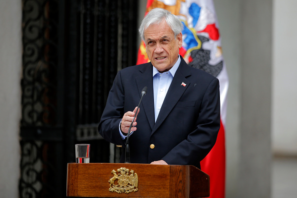 -Le président chilien, Sebastian Pinera, s'est adressé à la nation à Santiago, le 26 octobre 2019. Actuellement il dit être prêt à revoir la constitution. Photo de PEDRO LOPEZ / AFP via Getty Images.