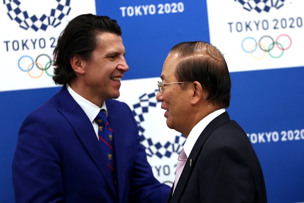 -Le directeur exécutif du CIO pour les Jeux olympiques, Christophe Dubi et le directeur général des Jeux olympiques de Tokyo 2020, Toshiro Muto se serrent la main après une conférence de presse conjointe du Comité international olympique et du comité d'organisation de Tokyo 2020 à Tokyo le 1er novembre 2019. Le marathon olympique de 2020 et la marche seront déplacés vers le nord du Japon pour des raisons de chaleur, ont annoncé des responsables le 1er novembre, après que le gouverneur de Tokyo lui eut offert son soutien à contrecœur. Photo de BEHROUZ MEHRI / AFP via Getty Images.