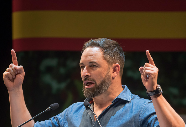 -Le président du parti d'extrême droite espagnol Vox, Santiago Abascal, prononce un discours lors d'un rassemblement de campagne à Santander, le 1er novembre 2019, avant les élections générales du 10 novembre. Photo par ANDER GILLENEA / AFP via Getty Images.