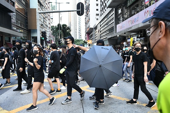 -Le 2 novembre 2019. La police de Hong Kong a tiré des gaz lacrymogènes et des canons à eau samedi alors que des milliers de manifestants ont défilé dans les rues, défiant les autorités avec une autre marche non autorisée du mouvement pour la démocratie. Le mouvement ne montre aucun signe de ralentissement après près de cinq mois. Photo par ANTHONY WALLACE / AFP via Getty Images.