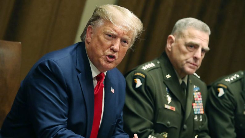 Le président américain Donald Trump s'exprime en tant que chef de l'État Major des armées, aux côté du général de l'armée Mark Milley, après une séance d'information avec des hauts responsables militaires dans la salle du Cabinet de la Maison-Blanche, le 7 octobre 2019, à Washington, DC. (Mark Wilson/Getty Images)