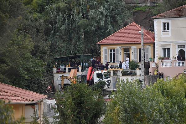 Des pompiers recherchent une femme de 71 ans à la suite d'un glissement de terrain après de fortes pluies à Nice. (Photo : Yann COATSALIOU / AFP) 