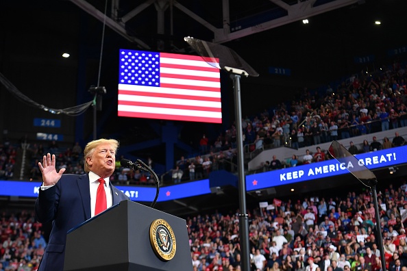 -Le président américain Donald Trump est présent lors d'une manifestation à l’Arena de Lexington (Kentucky) pour soutenir ses candidats le 4 novembre 2019. Photo de MANDEL NGAN / AFP via Getty Images.