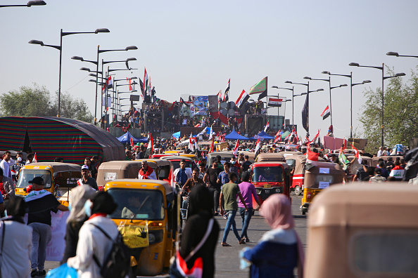 -Les manifestants irakiens se rassemblent sur le pont Al-Jumhuriya dans la capitale Bagdad le 5 novembre 2019, les manifestations anti-gouvernementales sont en cours. Les forces de sécurité irakiennes ont tiré à balles réelles hier sur les manifestants à Bagdad, quatre manifestants ont été abattus la nuit devant le consulat iranien à Karbala. Photo de SABAH ARAR / AFP via Getty Images.