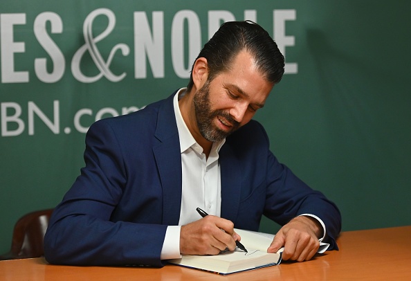 -Donald Trump Jr. signe son nouveau livre "Déclenché : Comment la gauche nourrit la haine et veut nous faire taire" chez Barnes & Noble sur la 5ème avenue le 5 novembre 2019 à New York. Photo par ANGELA WEISS / AFP via Getty Images.