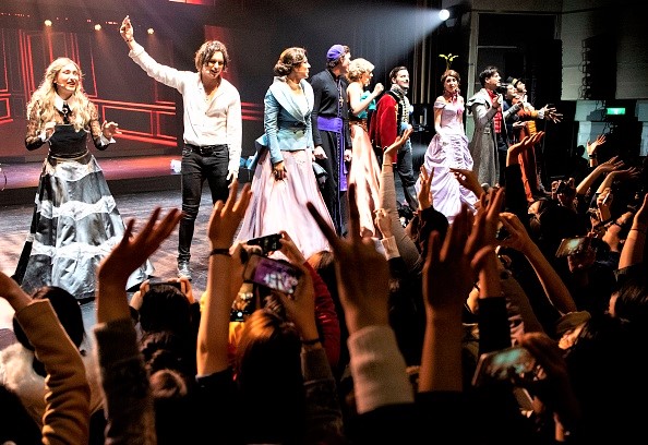 -Le 25 octobre 2019 des fans applaudissant les acteurs à la fin de la comédie musicale française "Le Rouge et le Noir L'Opéra Rock", au Beijing Century Théâtre à Pékin. Les comédies musicales françaises ont touché une corde sensible en Chine, où les fans chantent avec la distribution étrangère. Photo de NOEL CELIS / AFP via Getty Images.