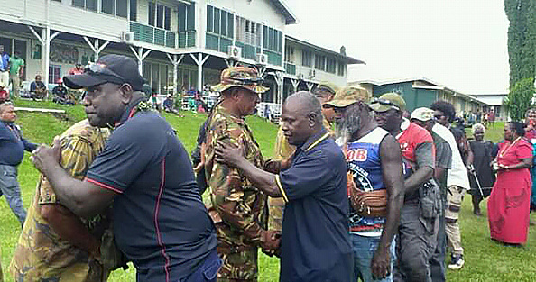 -Les anciennes factions belligérantes de l'île pacifique de Bougainville ont rejoint les forces de sécurité de l'ex-Papouasie-Nouvelle-Guinée cette semaine dans un élan symbolique de pardon entre "frères mélanésiens" avant le vote historique sur l'indépendance. Photo par ELIZABETH VUVU / AFP via Getty Images.