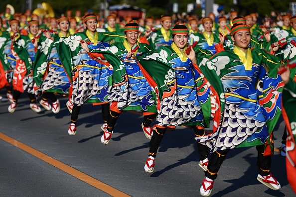 -Les participants prennent part à un défilé pour marquer l'intronisation de l'empereur japonais Naruhito devant le palais impérial à Tokyo le 9 novembre 2019. Photo de CHARLY TRIBALLEAU / AFP via Getty Images.