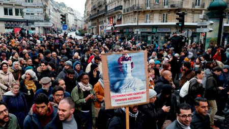 La marche controversée contre l’islamophobie à Paris rassemble plusieurs milliers de manifestants