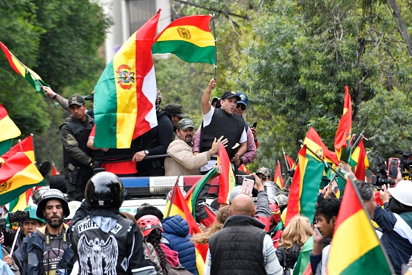 -Luis Fernando Camacho, un chef de l'opposition bolivienne, agite un drapeau national bolivien à La Paz le 10 novembre 2019 après avoir remis une lettre de démission pré-écrite, à signer par le président bolivien, Evo Morales. Photo par AIZAR RALDES / AFP via Getty Images.