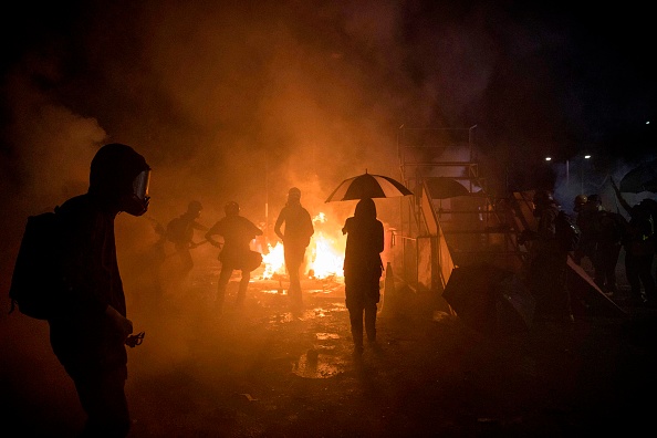 Une barricade brûle lors d'affrontements entre manifestants et policiers à l'Université chinoise de Hong Kong (CUHK) à Hong Kong le 12 novembre 2019. (Photo : DALE DE LA REY/AFP via Getty Images)