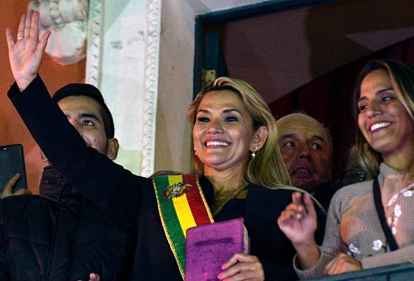 -La vice-présidente du Sénat, Jeanine Anez, depuis le balcon du palais Quemado à La Paz s'est proclamée nouvelle présidente par intérim du pays lors d'une session du Congrès le 12 novembre 2019. Photo par AIZAR RALDES / AFP via Getty Images.