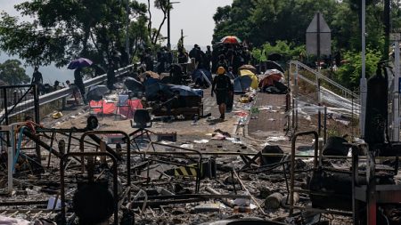 Hong Kong paralysé par des actions tous azimuts des manifestants