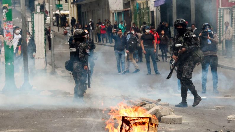 Les partisans de l'ancien président bolivien Evo Morales, le 13 novembre 2019, à La Paz, en Bolivie, essayant de créer des blocus dans les rues. (AIZAR RALDES/AFP via Getty Images)