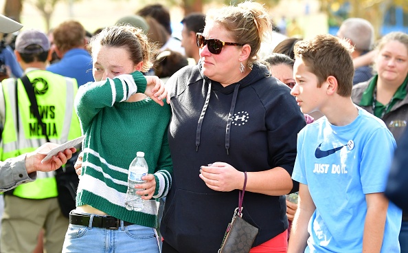 Les élèves et les parents s’embrassent après avoir été pris en charge à Central Park après une fusillade au lycée Saugus High School de Santa Clarita, Californie, le 14 novembre 2019. (Photo : FREDERIC J. BROWN/AFP via Getty Images)