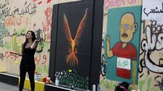 Un phoenix, un V de la victoire et un vélo, les graffiti de la révolte à Beyrouth