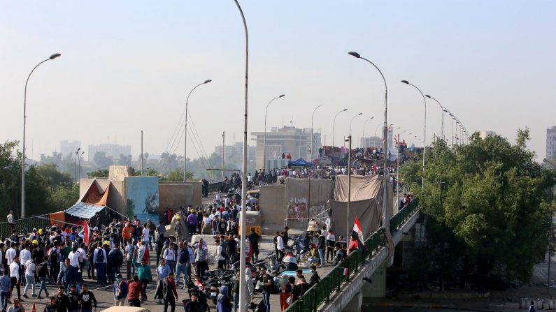 Des manifestants anti-gouvernementaux irakiens se rassemblent lors d'un sit-in près des barricades sur le pont al-Sinek reliant le district de Sinek, capitale de l'Irak à Bagdad, au district de Salhiyeh, voisin de la zone verte à haute sécurité, qui abrite des bureaux du gouvernement et des ambassades étrangères, le 17 novembre 2019 .(Photo : SABAH ARAR/AFP via Getty Images)