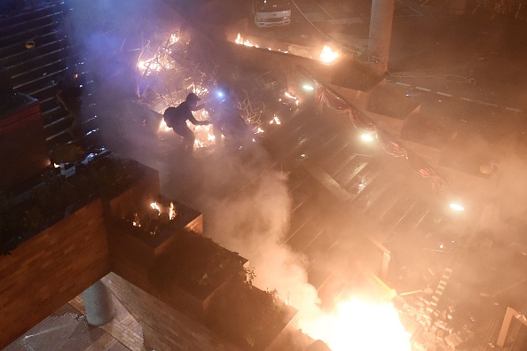 -Des manifestants antigouvernementaux allument un grand feu dans l'escalier de l'entrée principale menant à l'Université polytechnique de Hong Kong, dans le district de Hung Hom, à Hong Kong, le 18 novembre 2019. Photo de YE AUNG THU / AFP via Getty Images.