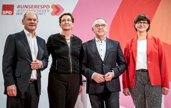 -Les candidats allemands aux postes de co-dirigeants du Parti social-démocrate allemand (SPD) Olaf Scholz et Klara Geywitz ainsi que Norbert Walter-Borjans et Saskia Esken posent après un débat en direct le 13 novembre 2019 à Berlin. Photo de MICHAEL KAPPELER / dpa / AFP via Getty Images.