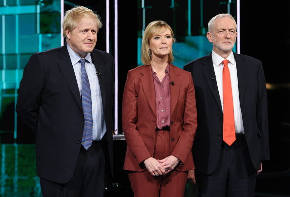 Dans cette image fournie par ITV, le Premier ministre Boris Johnson et le chef du parti travailliste Jeremy Corbyn posent avec la journaliste Julie Etchingham en prévision du débat ITV Leaders Debate au Media Center le 19 novembre 2019 à Salford, en Angleterre. (Photo : Jonathan Hordle//ITV via Getty Images)