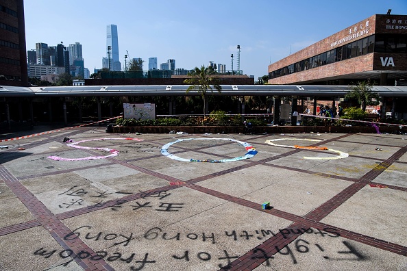 -Des vêtements ont été utilisés pour faire un signe SOS sur le terrain du campus de l'Université polytechnique de Hong Kong, le 20 novembre 2019. Des dizaines de manifestants pro-démocrates sont restés enfermés à l'intérieur. Photo par ANTHONY WALLACE / AFP via Getty Images.