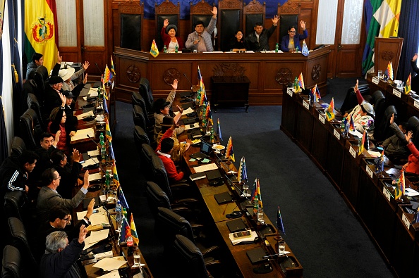 Les sénateurs votent lors d'une session au congrès de la Bolivie à La Paz, le 23 novembre 2019. (Photo  : JORGE BERNAL/AFP via Getty Images)