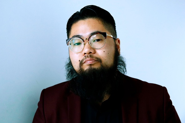 Le caricaturiste dissident chinois Badiucao pose devant un photographe avant une conférence de presse sur la situation à Hong Kong, à Berlin, le 25 novembre 2019. (Photo : ODD ANDERSEN/AFP via Getty Images)