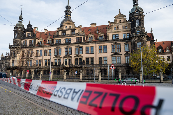 Le palais Residenzschloss, qui abrite la collection de trésors Gruenes Gewoelbe, le 25 novembre 2019 à Dresde, en Allemagne. Des voleurs, après avoir saboté l'électricité, ont pénétré dans le musée par une fenêtre et auraient volé des bijoux, des diamants et d'autres pierres précieuses d'une valeur d'un milliard d'euros, ce qui en ferait le plus gros vol de l'histoire de l'Allemagne après la Seconde Guerre mondiale. (Photo : Jens Schlueter/Getty Images)